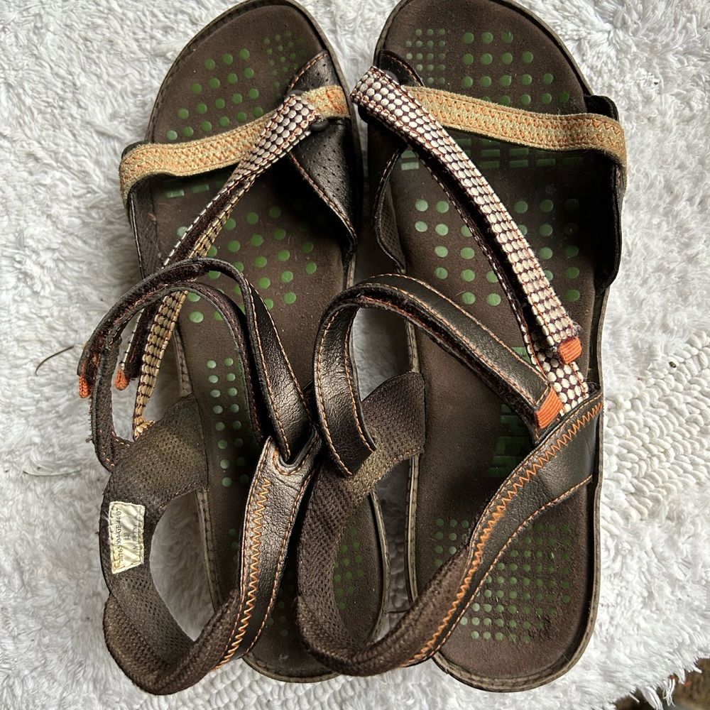 Camper strap sandals, adjustable toe and ankle straps.. Sz runs about 8.5.
